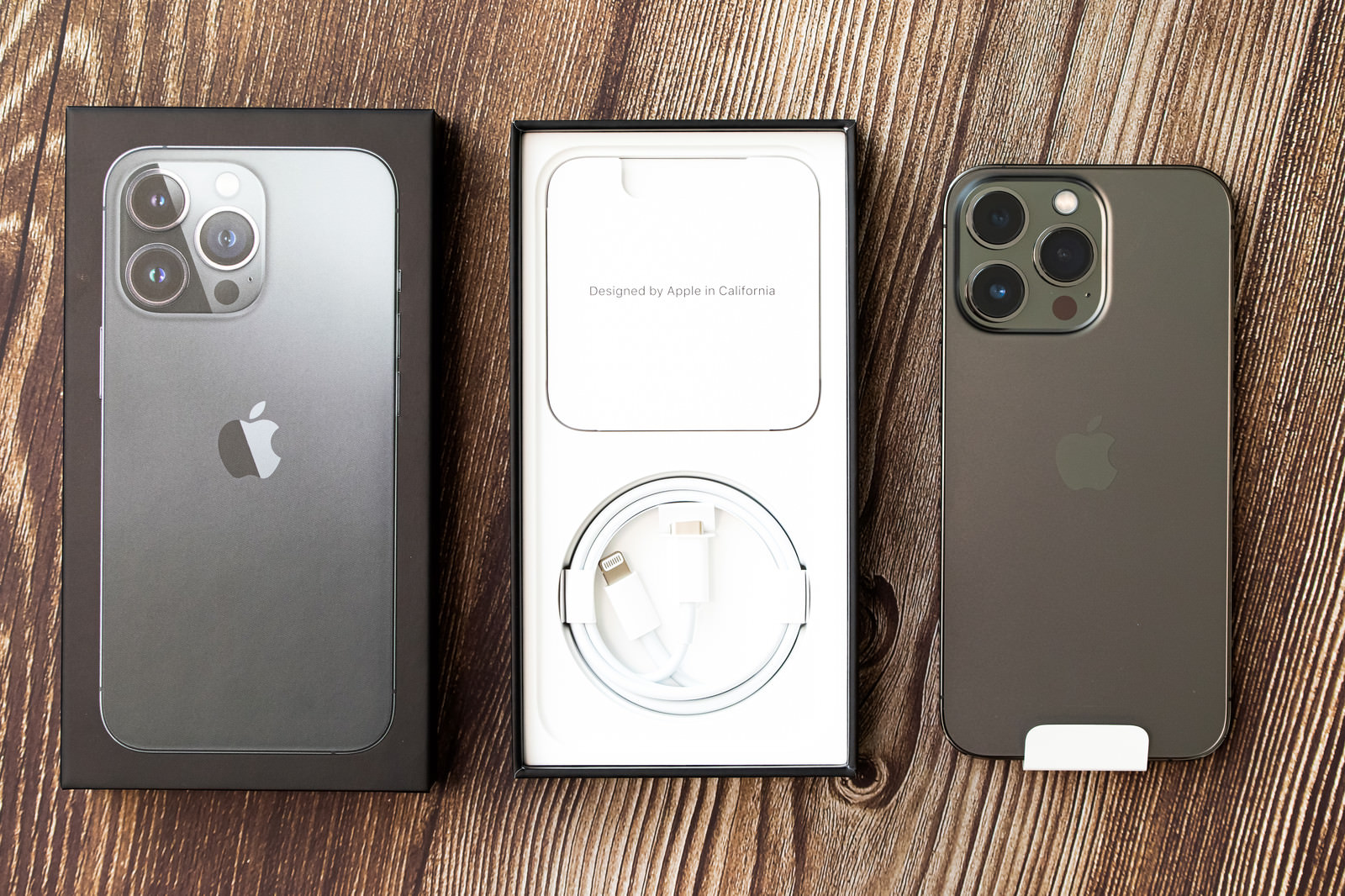 修理後のスマートフォンとユーザーのイメージ画像